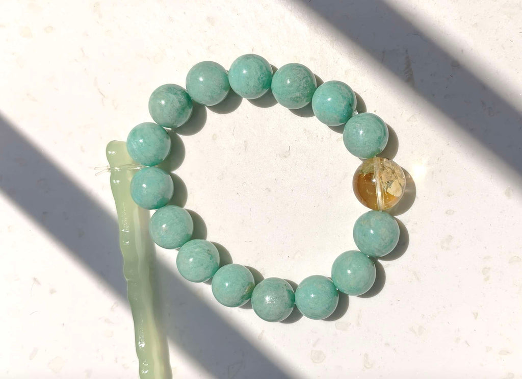 Ocean Gold — 海中金 bracelet in natural sunlight