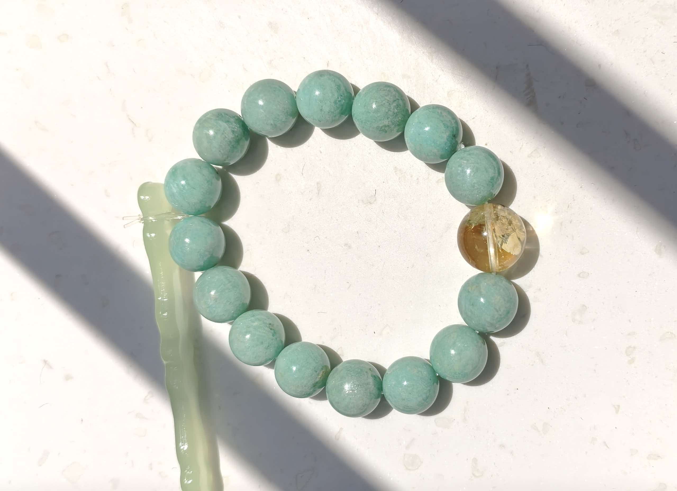 Ocean Gold — 海中金 bracelet in natural sunlight